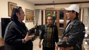 Farhat Abbas dan Denny Sumargo. Artikel ini sudah tayang di VIVA.co.id pada hari Kamis, 7 November 2024 - 19:23 WIB Judul Artikel : Farhat Abbas Polisikan Denny Sumargo, Lantaran Datangi Rumahnya? Link Artikel : https://www.viva.co.id/showbiz/gosip/1769571-farhat-abbas-polisikan-denny-sumargo-lantaran-datangi-rumahnya Oleh : Donny Adhiyasa, Foe Peace Simbolon