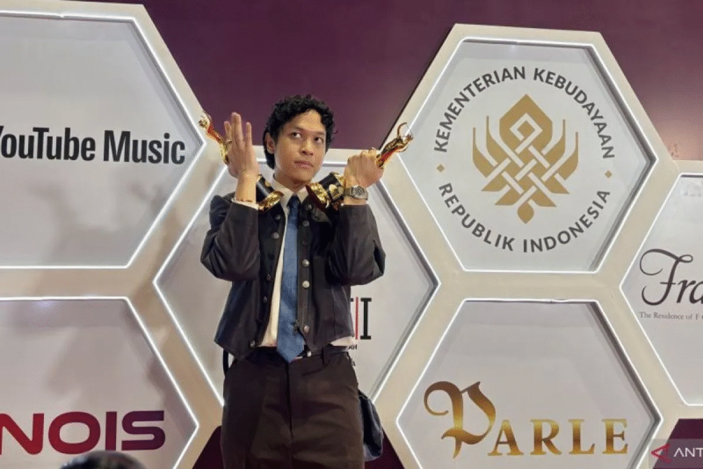 AMI Awards 2025: Baskara Putra Raih Lima Piala, Dominasi Lewat Hindia dan .Feast