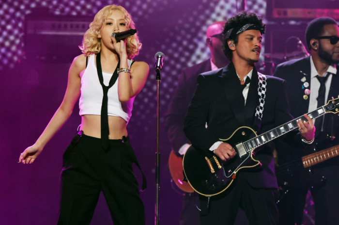 Rose Dan Bruno Mars APT Pecahkan Grammy 2026 Viral